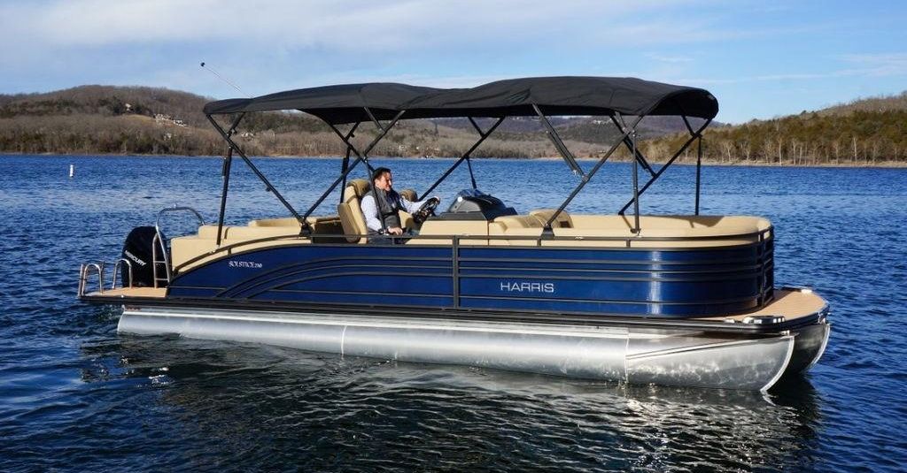 Fin-Shaped Transom on Pontoon Boats